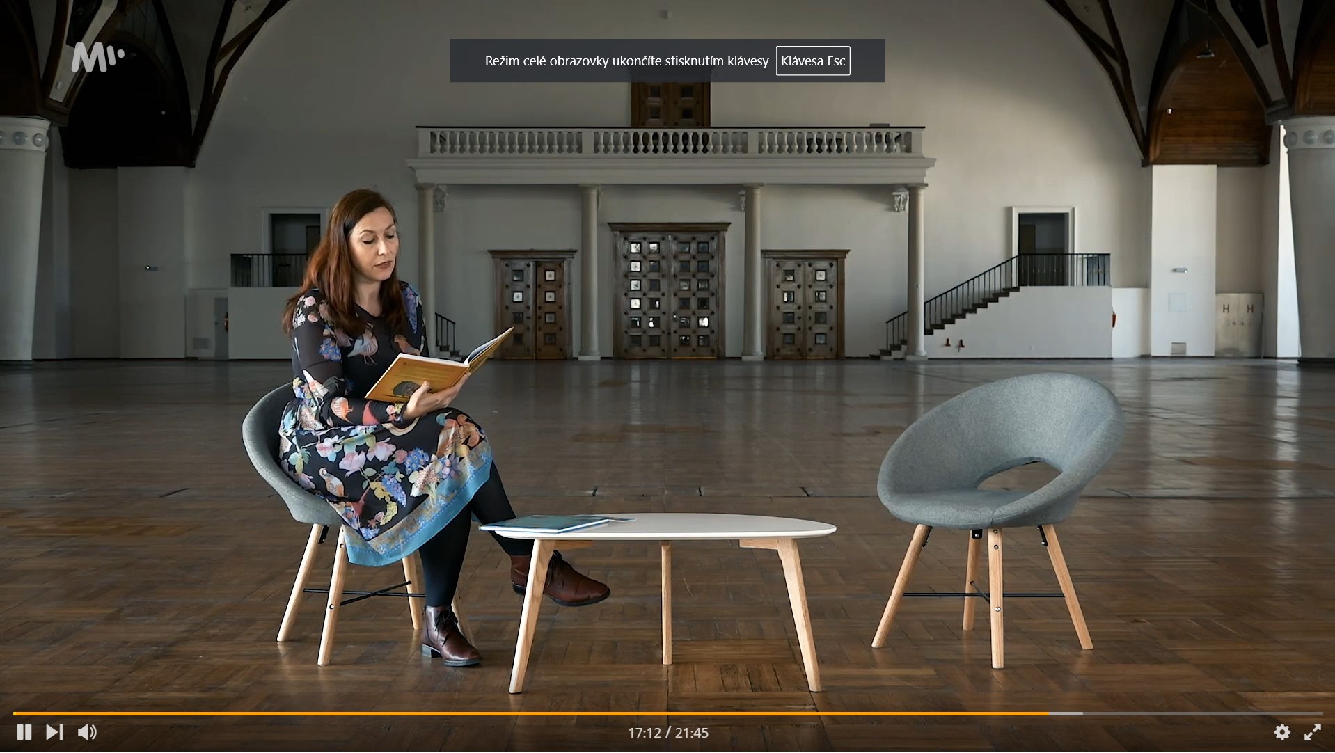 Klára Smolíková čte z knihy Pozor, v knihovně je kocour!