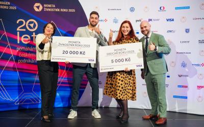 Galeristka Martina Machalíčková, pěstitel mikrobylinek Dominik Samec a spisovatelka Klára Smolíková spolu s porotcem Vladimírem Vomáčkou z MONETA Money Bank.