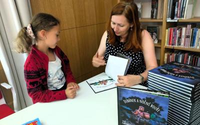 Klára Smolíková podepisuje třeťákům knihu Dubánek a noční bouři