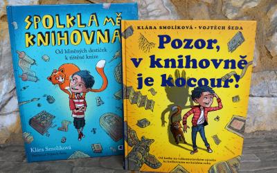 Spolkla mě knihovna a Pozor, v knihovně je kocour jsou volně navazující knihy Kláry Smolíkové a ilustrátora Vojtěcha Šedy