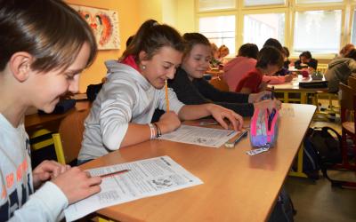 Knihovnice z Klubu dětských knihoven a povídání Kláry Smolíkové o komiksu. Fotil Jiří Walker Procházka