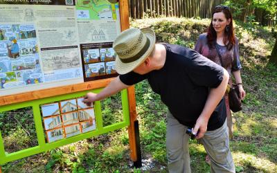 Panel naučné stezky kolem Kozího hrádku.