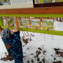 Kniha Husův dům je propojena s naučnou stezkou kolem Kozího Hrádku, kterou také napsala Klára Smolíkova a nakreslil Honza Smolík.