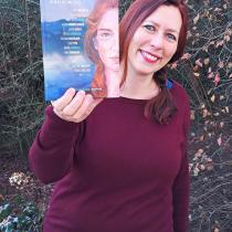 Klára Smolíková přispěla do antologie Rosa na pavučině povídkou Cube.