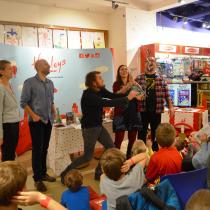 Slavnostní přivítání dětské detektivky Tajná dvojka A + B: Zločin mezi dinosaury, kterou napsali Jiří W. Procházka a Klára Smolíková a ilustroval Viktor Svoboda.