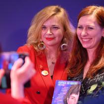 Tasmanskaya a Klára Smolíková na křtu antologie Kapuce od mikiny