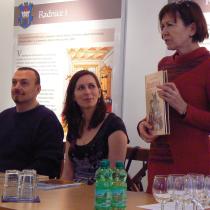 Ilustrátor Honza Smolík, spisovatelka Klára Smolíková a redaktorka Šárka Krejčová při křtu knihy Řemesla