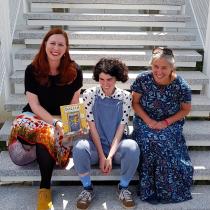 Spisovatelka Klára Smolíková, ilustrátorka Kačka Illnerová a redaktorka Karolina Medková s knihou Dalila a výtah bez dveří