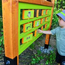 Kniha Husův dům je propojena s naučnou stezkou kolem Kozího Hrádku, kterou také napsala Klára Smolíkova a nakreslil Honza Smolík.  Foto Jiří W. Procházka