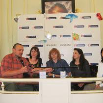 Hračky a masky z papíru - křest 1. 6. 2005 - zleva autoři Honza a Klára Smolíkovi a Andrea Koblasová, kmotry knížky byly Rut Kolínská a Eva Bavorová