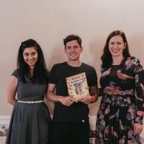 Redaktorka Hana Vildová, ilustrátor Vojtěch Šeda a spisovatelka Klára Smolíková představují v Klementinu knihu Pozor, v knihovně je kocour!