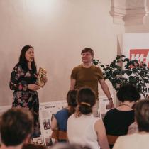 Spisovatelka Klára Smolíková a Vít Richter, ředitel Knihovnického institutu Národní knihovny ČR a kmotr knihy Pozor, v knihovně je kocour!