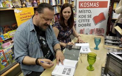 Autogramiáda v knihkupectví Kosmas v Galerii Butovice. Fotil Martin Kibi Fořt.