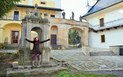 Klára Smolíková před budovou Městského muzea ve Dvoře Králové. Fotil Jiří Walker Procházka