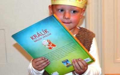 Z dílny ke knize Králík málem králem na festivalu Buchty a loutky. Foto Jiří Walker Procházka