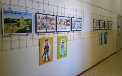Městská knihovna v Bílině vystavuje komiksy a ilustrace z knihy Na hradě Bradě