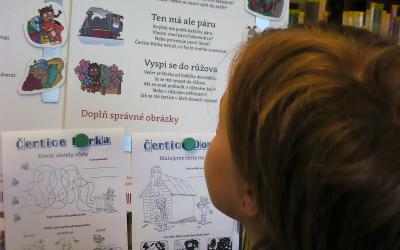 Městská knihovna Konice v únoru nachystala pro malé čtenáře hravé tabule s čerticí Dorkou