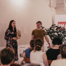 Spisovatelka Klára Smolíková a Vít Richter, ředitel Knihovnického institutu Národní knihovny ČR a kmotr knihy Pozor, v knihovně je kocour! Foto Tomáš Kozohorský